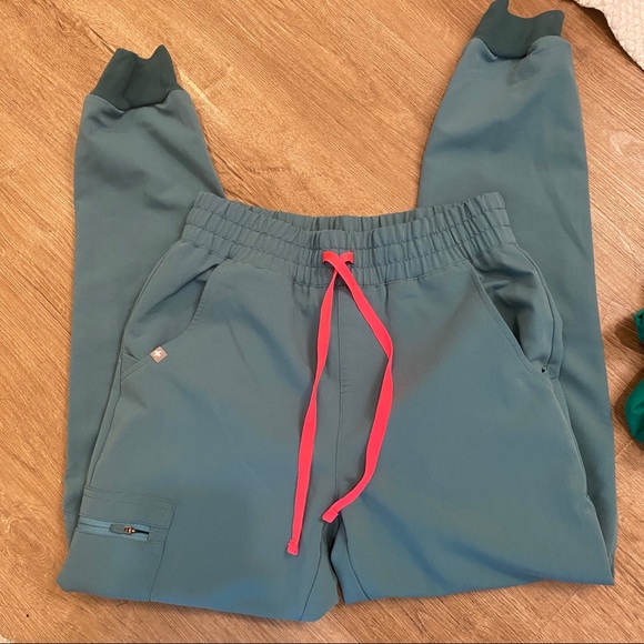 Figs Hydrogreen scrub top and jogger bottom - Picture 3 of 4